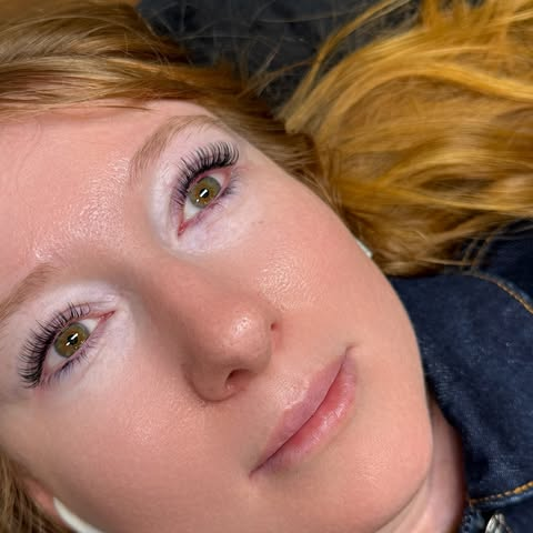 Close up of lash extensions